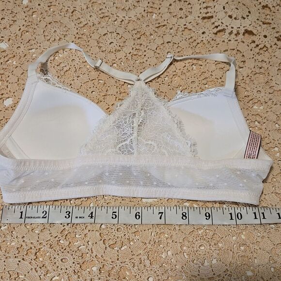 White Underwire Bra with Lace Texture and Adjustable Straps - Picture 4 of 7